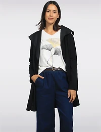 Cardigan Noir Long à Devant Drapé avec Jacquard Floral et Col Cascade par Perle