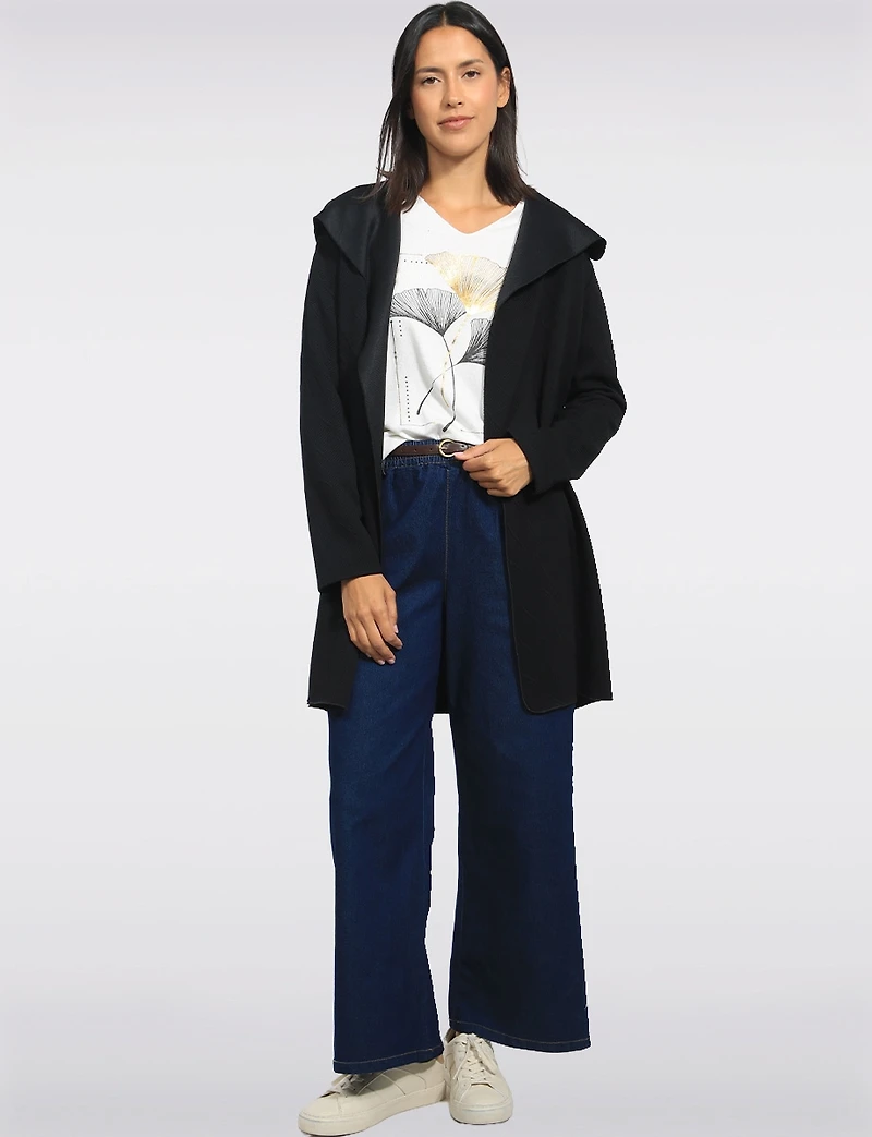 Cardigan Noir Long à Devant Drapé avec Jacquard Floral et Col Cascade par Perle