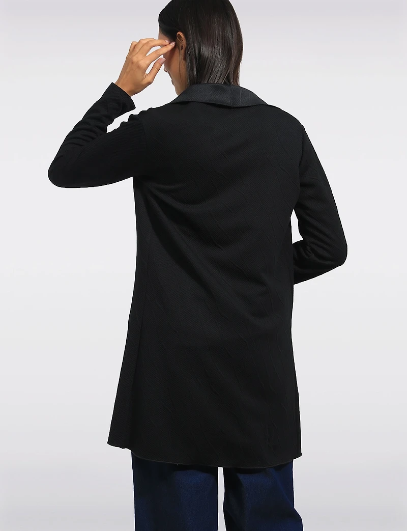 Cardigan Noir Long à Devant Drapé avec Jacquard Floral et Col Cascade par Perle
