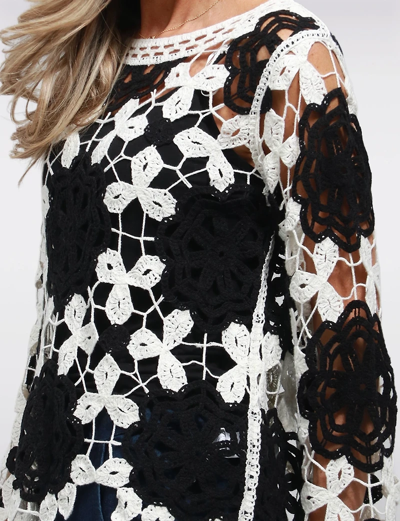 Haut Délicat en Crochet à Fleurs N&B Manches Longues Évasés par Point Zero