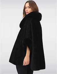 Manteaux Manteaux | La maison du manteau au Québec Cape Noire Ouverte Douce avec Bordure en Fausse Fourrure & Motif Animal Texturé