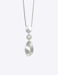 Collier Élégant Long avec Pendentif en Métal patiné Argenté et Nacre