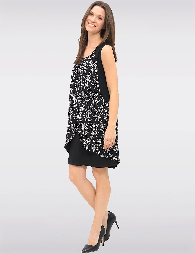 Robe Fluide Sans Manches Noire et Blanche avec Empiècement Imprimé par Devia