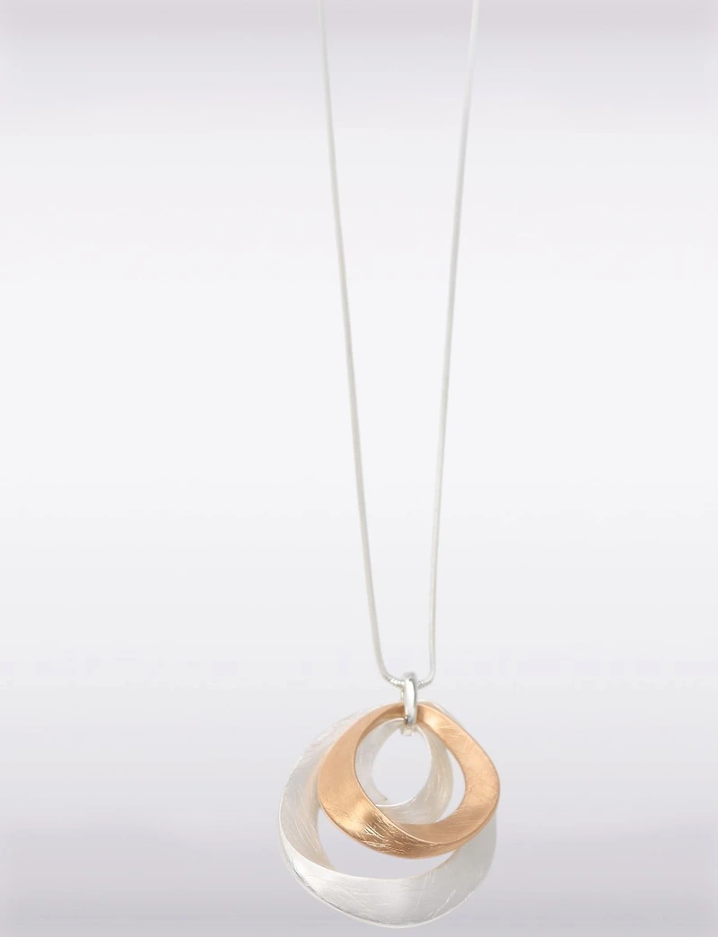 Collier Long Argenté avec Grand Pendentif Circulaire et Détail en Rose Gold