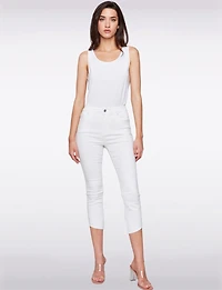 Pantalon Blanc Écourté en Sergé Extensible à Ourlet Asymétrique par Charlie B