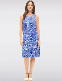 Robe Trapèze Sans Manches Imprimé Bleue Et Blanche Longueur Genou Par Carré Noir