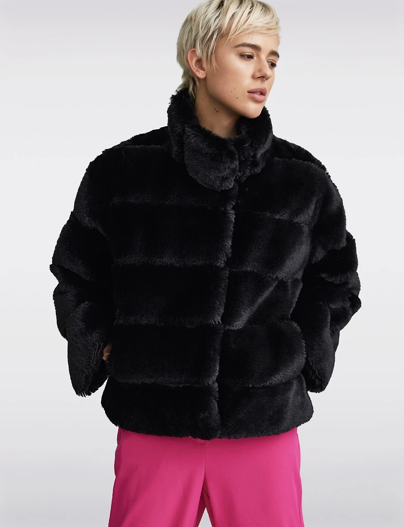 Veste Courte À Col Haut Matelassée en Fausse Fourrure Douce Vegan Par NVLT