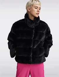 Veste Courte À Col Haut Matelassée en Fausse Fourrure Douce Vegan Par NVLT