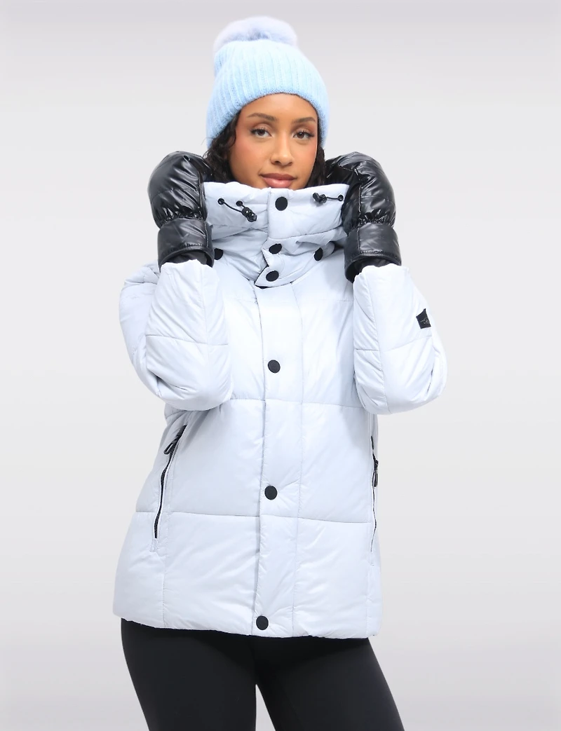 Doudoune Courte Vegan Bleu Clair Tendance Avec Capuche Amovible Par Oxygen