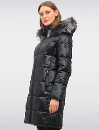 Manteau Beatrice Matelassé Ciré À Capuche Bordée De Fourrure Véritable Par Sokos