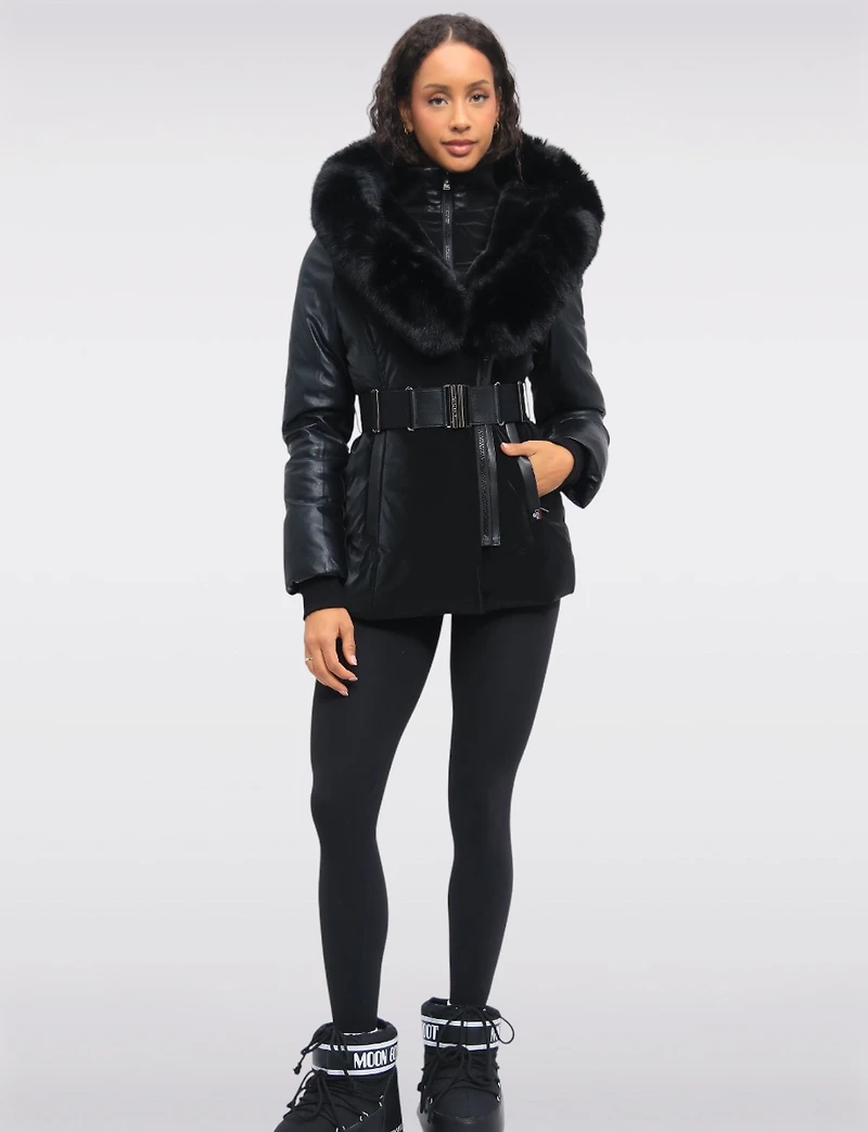 Veste Ceinturée Chic & Souple avec Cuir Végan et Fausse Fourrure de Luxe par Sic