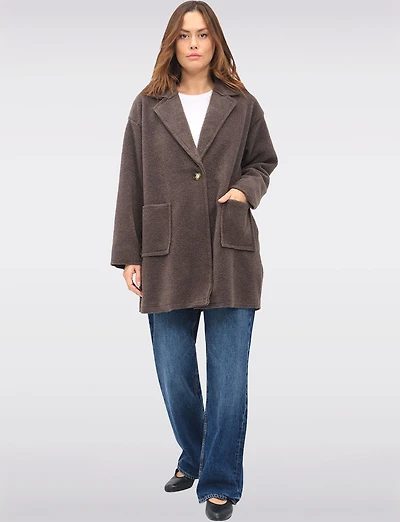 Manteau Bouclé À Col Cranté Boutonnage Simple Et Poches Plaquées Par Froccella