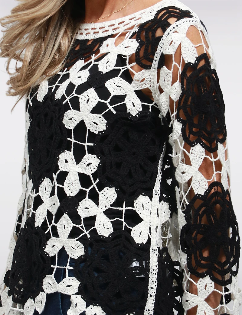 Haut Délicat en Crochet à Fleurs N&B Manches Longues Évasés par Point Zero