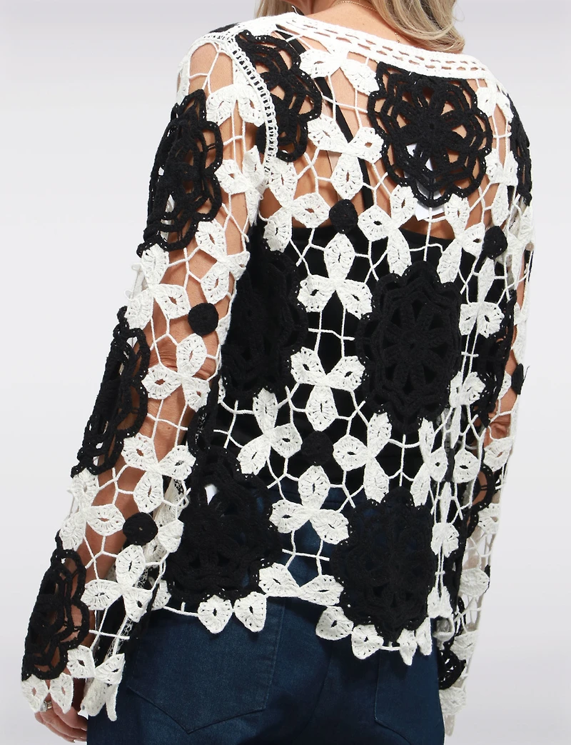 Haut Délicat en Crochet à Fleurs N&B Manches Longues Évasés par Point Zero