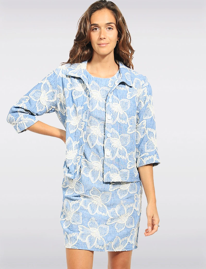 Veste Courte en Denim Brodée De Motifs Floraux & Boutons Sur Le Devant Par Devia