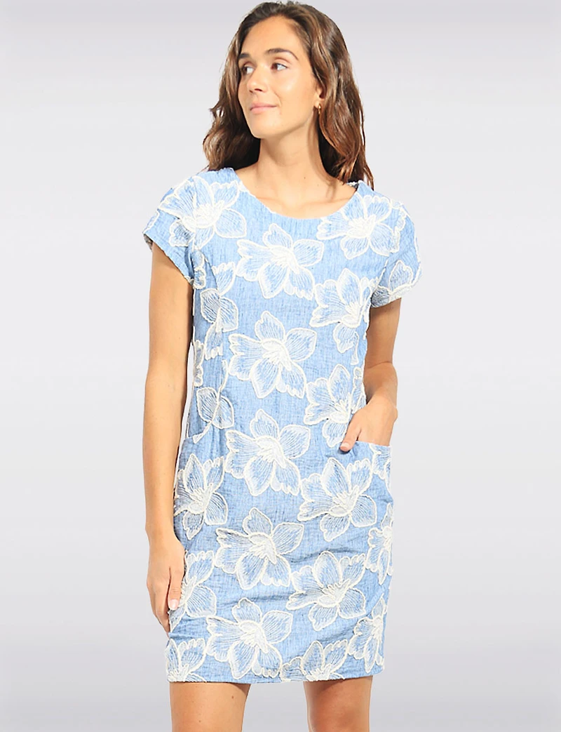 Robe À Manches Courtes en Jean Texturé Avec Poche Avant Brodée De Motifs Floraux