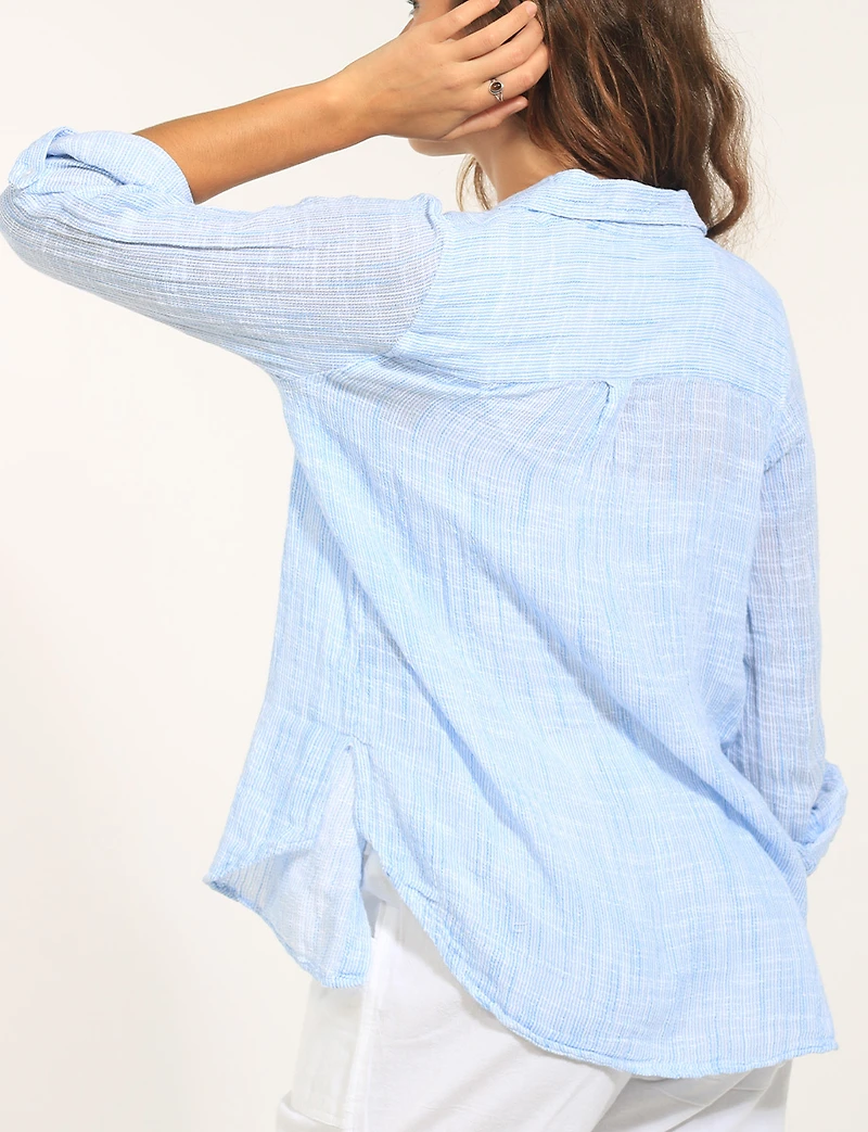 Chemise Texturée Boutonnée Avec Manches Ajustables et Poche Poitrine par Erika
