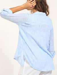 Chemise Texturée Boutonnée Avec Manches Ajustables et Poche Poitrine par Erika