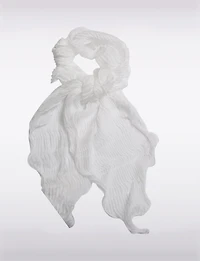 Écharpe Légère et Élégante en Mousseline Plissée aux Bords Finement Festonnés