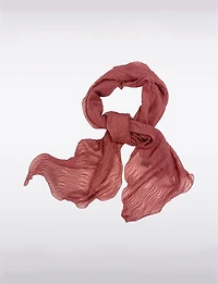 Écharpe Légère et Élégante en Mousseline Plissée aux Bords Finement Festonnés