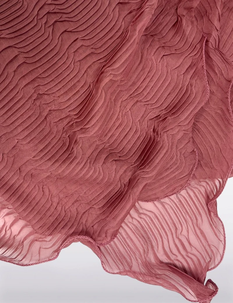 Écharpe Légère et Élégante en Mousseline Plissée aux Bords Finement Festonnés