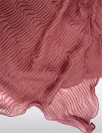 Écharpe Légère et Élégante en Mousseline Plissée aux Bords Finement Festonnés