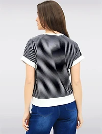 Haut Court Rayé Noir & Blanc | Manches Courtes à Poignets Appliqués Floraux