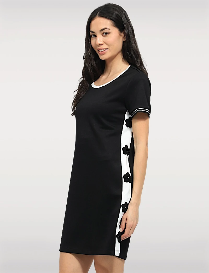 Robe Noire et Blanc Ajustée avec Bandes Latérales & Appliqués Floraux Texturé