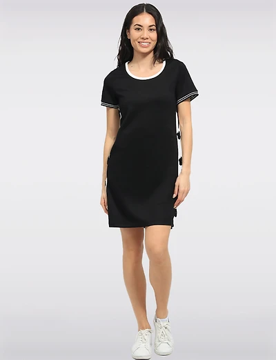 Robe Noire et Blanc Ajustée avec Bandes Latérales & Appliqués Floraux Texturé