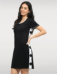 Robe Noire et Blanc Ajustée avec Bandes Latérales & Appliqués Floraux Texturé