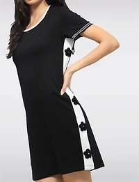 Robe Noire et Blanc Ajustée avec Bandes Latérales & Appliqués Floraux Texturé