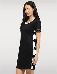 Robe Noire et Blanc Ajustée avec Bandes Latérales & Appliqués Floraux Texturé