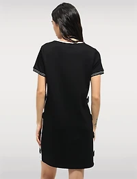 Robe Noire et Blanc Ajustée avec Bandes Latérales & Appliqués Floraux Texturé