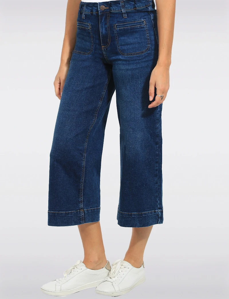 Jean Capri Taille Haute Jambes Larges Foncé Et Poches Plaquées Par Suko Jeans