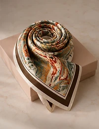Foulard Carré Satiné Léger à Motif Marbré aux Tons Neutres Style Chic Polyvalent