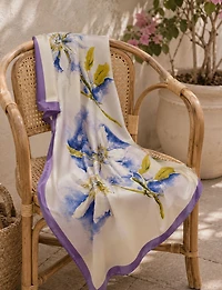 Foulard Carré Satiné Léger à Motif Botanique Lavande – Style Chic Polyvalent