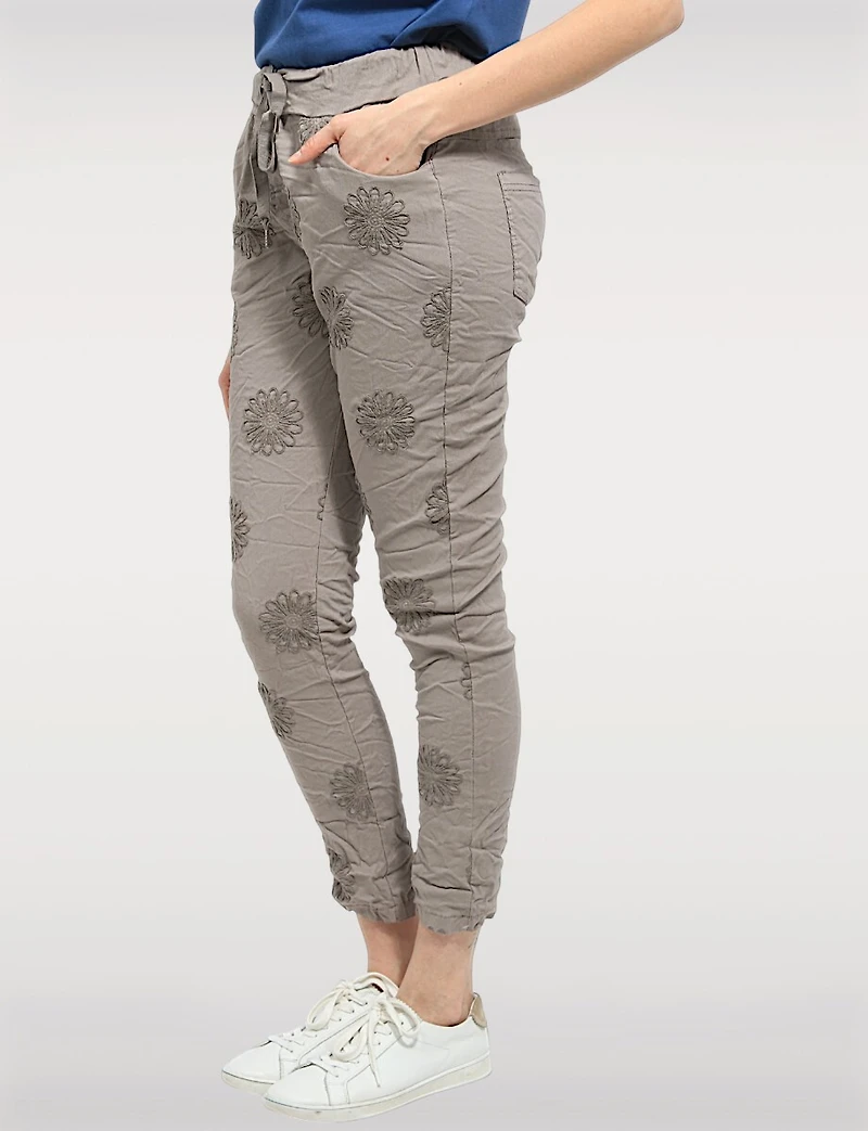 Pantalon Ajusté Froissé à Enfiler avec Détail Brodé sur le Devant par Froccella