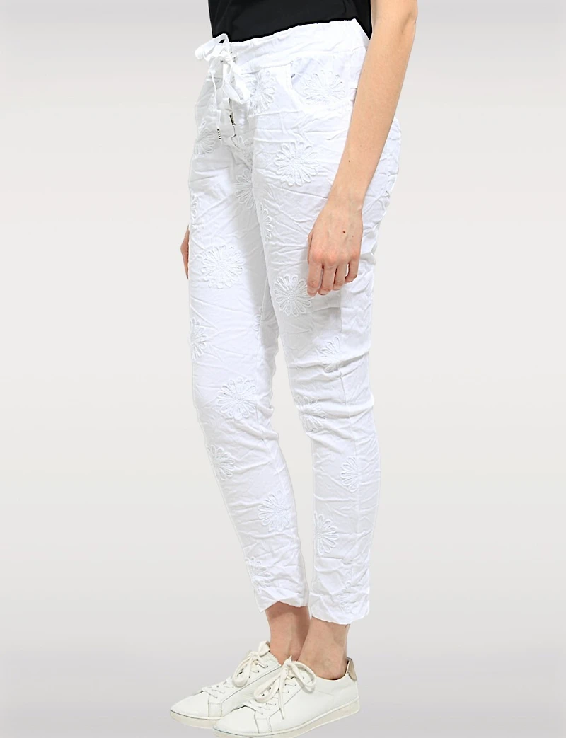 Pantalon Ajusté Froissé à Enfiler avec Détail Brodé sur le Devant par Froccella