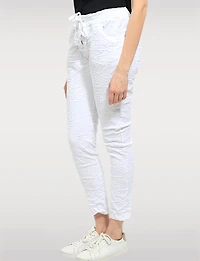 Pantalon Ajusté Froissé à Enfiler avec Détail Brodé sur le Devant par Froccella