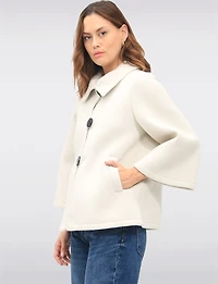 Manteau Court Évasé Chic en Scuba Extensible À Manches Évasées 3/4 par Froccella
