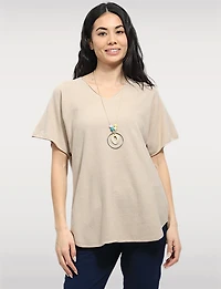 Pull Doux à Manches Courtes Col V Ourlet Arrondi & Collier Inclus par Froccella