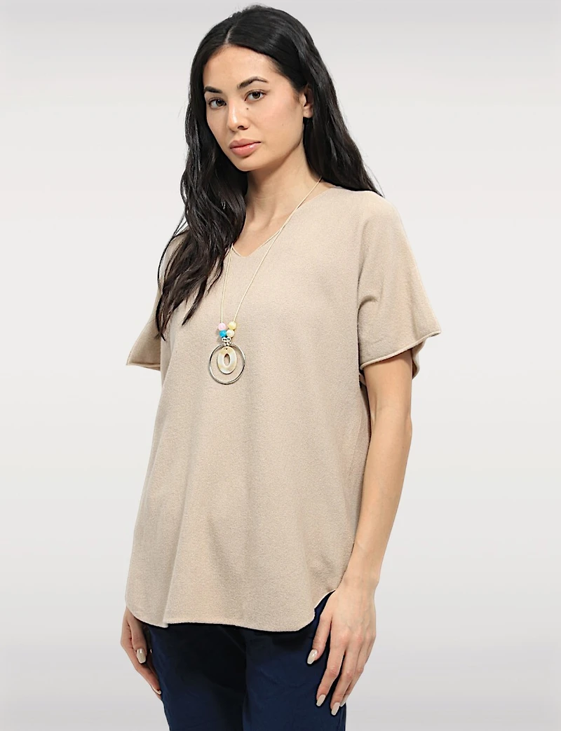 Pull Doux à Manches Courtes Col V Ourlet Arrondi & Collier Inclus par Froccella