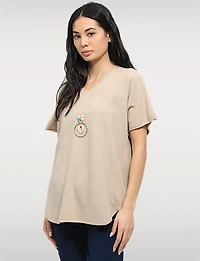 Pull Doux à Manches Courtes Col V Ourlet Arrondi & Collier Inclus par Froccella