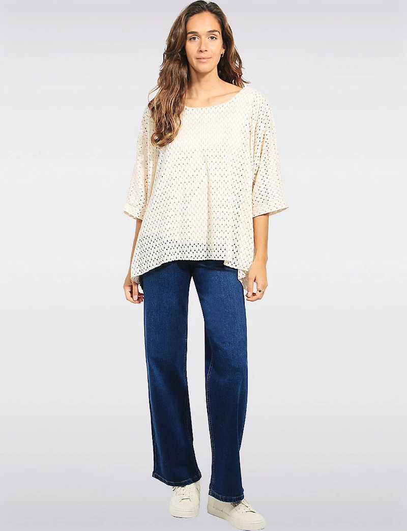 Haut En Crochet Léger À Manches Dolman Courtes Et Encolure Ronde Par Froccella