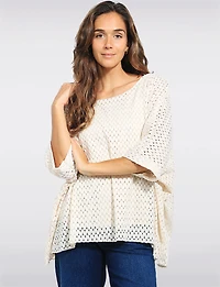 Haut En Crochet Léger À Manches Dolman Courtes Et Encolure Ronde Par Froccella