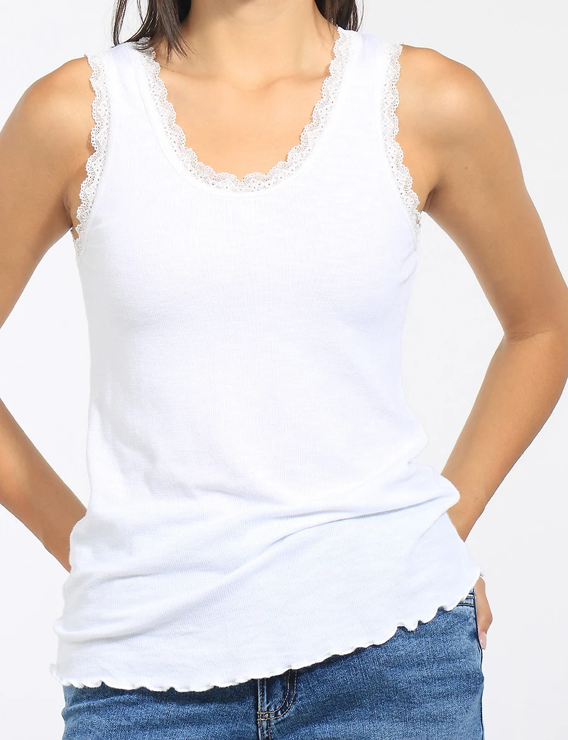 Camisole Ajustée En Tricot De Coton Léger Avec Bordure Dentelle Par Froccella