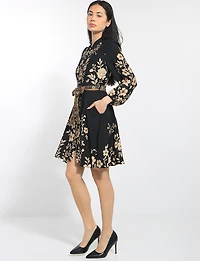 Robe Noire & Fleurs Ceinturée Col Officier Manches Longues Par Stella Morgan