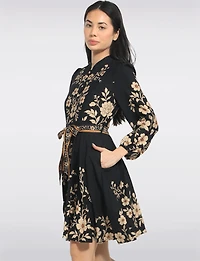 Robe Noire & Fleurs Ceinturée Col Officier Manches Longues Par Stella Morgan