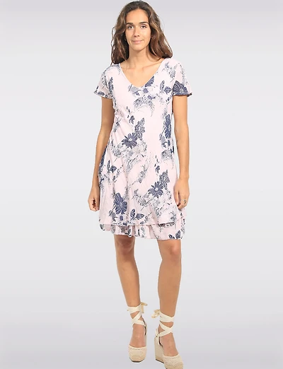 Robe Fluide Fleurie en Tissu Froissé à Col V Manches Courtes Étages Froccella