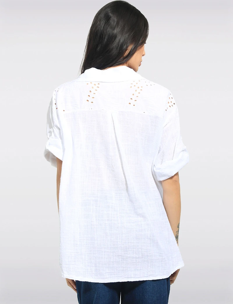 Chemise Broderie Œillet Boutonnée Manches 3/4 Ourlet Asymétrique par Froccella